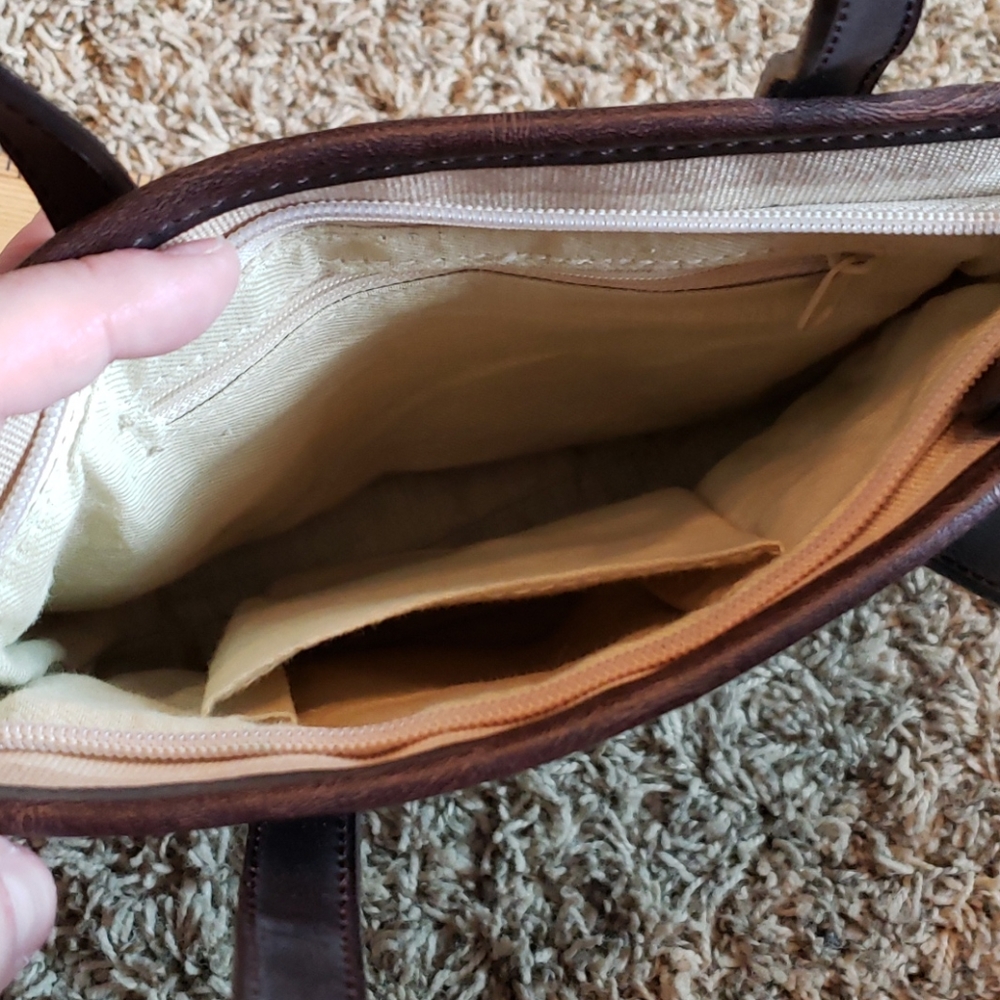 Like New Fossil mini handbag - Picture 3 of 6